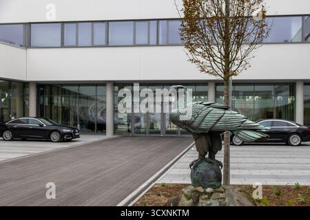 Indienststellungsappell der neuen Offizierschule der Luftwaffe, Roth, 15.10.2025 VOR dem Hauptgebäude der Offizierschule der Luftwaffe OSLw in Roth steht das traditionsreiche Bronze-Standbild eines Adlers, der auf einer Weltkugel Thront. DAS Denkmal symbolisiert die weltweite Einsatzfähigkeit, Wachsamkeit und Stärke der Luftwaffe. Im Hintergrund spiegeln sich moderne Architektur, Die den zeitgemäßen Charakter des neuen Standorts unterstreichen. Die Figur ist ein identitätsstiftendes element der Schule und wurde aus dem früheren Standort Fürstenfeldbruck übernommen. Roth otto-Lilienthal-Kaserne Foto Stock