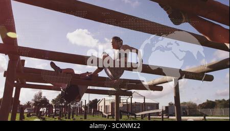 Bilanciare tre atleti in abbigliamento sportivo che attraversano travi di legno sul campo di allenamento vicino a telai metallici Foto Stock
