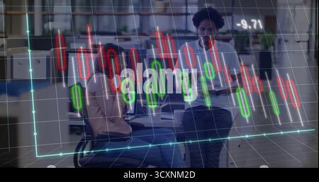Analisi di professionisti in abbigliamento aziendale, analisi dei dati su un laptop alla scrivania con un grafico a candeliera Foto Stock
