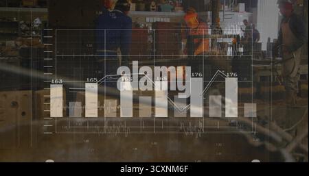 Tre operatori con guanti indossati con elmetto che collaborano in officina, con sovrapposizione dati e stampi in acciaio Foto Stock