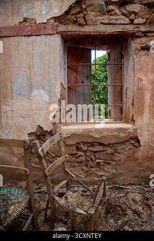 Interni abbandonati con vecchie sedie in legno Foto Stock