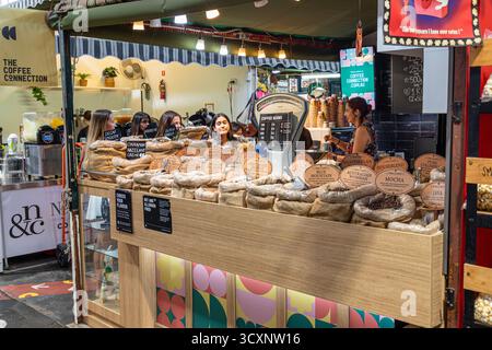 Sabato mattina in una caffetteria a Fremantle Markets (costruito nel 1897) a Fremantle 6160 (Walyalup) vicino a Perth, Australia Occidentale, WA, Australia Foto Stock