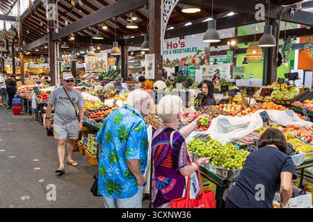 Sabato mattina presso un banco di frutta a Fremantle Markets (costruito nel 1897) a Fremantle 6160 (Walyalup) vicino a Perth, Australia Occidentale, WA, Australia Foto Stock