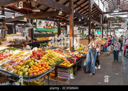 Sabato mattina presso un banco di frutta a Fremantle Markets (costruito nel 1897) a Fremantle 6160 (Walyalup) vicino a Perth, Australia Occidentale, WA, Australia Foto Stock