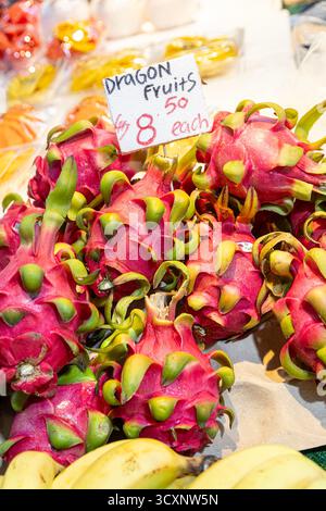 Dragon Fruits in vendita il sabato mattina in una bancarella di frutta nei mercati di Fremantle (costruito nel 1897) a Fremantle 6160 (Walyalup) vicino a Perth, Western Aus Foto Stock