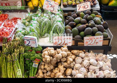 Sabato mattina presso un chiosco di frutta e verdura a Fremantle Markets (costruito nel 1897) a Fremantle 6160 (Walyalup) vicino a Perth, Australia Occidentale, Washington, Australia Occidentale, Australia Occidentale, Australia Occidentale Foto Stock