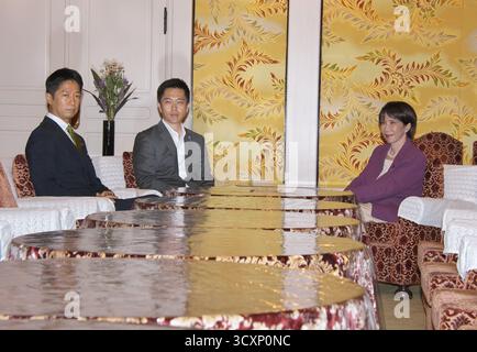 Tokyo, Giappone. 16 ottobre 2025. Il presidente del Partito Liberal Democratico (LDP) Sanae Takaichi(R) tiene un incontro con il co-leader del Partito dell'innovazione giapponese Fumitake Fujita, governatore di Osaka e leader del Partito dell'innovazione giapponese Hirofumi Yoshimura(C) alla dieta Nazionale di Tokyo, Giappone, mercoledì 15 ottobre 2025. Foto di Keizo Mori/UPI credito: UPI/Alamy Live News Foto Stock