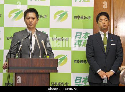 Tokyo, Giappone. 16 ottobre 2025. Il governatore di Osaka e leader del Partito dell'innovazione giapponese Hirofumi Yoshimura(L) e co-leader del Partito dell'innovazione giapponese Fumitake Fujita partecipano alla conferenza stampa dopo l'incontro con il presidente del Partito Liberale Democratico (LDP) Sanae Takaichi alla dieta Nazionale di Tokyo, Giappone, mercoledì 15 ottobre 2025. Foto di Keizo Mori/UPI credito: UPI/Alamy Live News Foto Stock