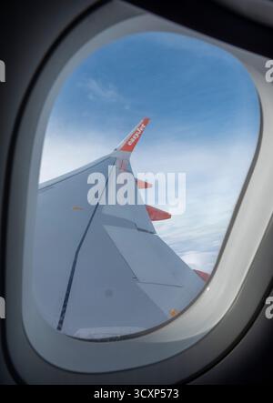 Vista dell'ala dall'aereo Easyjet sull'Europa settentrionale. Foto Stock