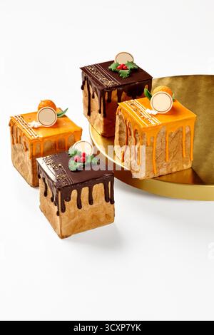 Deliziose torte di natale di famiglia marroni visualizzate su sfondo bianco Foto Stock
