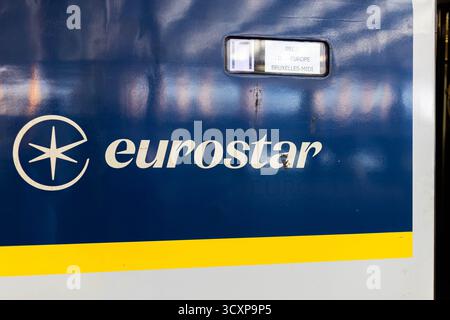 Il logo Eurostar e la destinazione sono esposti a St Pancras International, mentre i treni si preparano a partire per Lille e Bruxelles sotto il nuovo regime di frontiera dell'UE. I viaggiatori Eurostar a Londra St Pancras non ricevono più domande supplementari sulla “ricevibilità” nell’ambito del nuovo sistema di ingressi/uscite dell’UE, dopo le preoccupazioni relative ai lunghi ritardi. Le prime prove dei controlli digitali, che registrano le impronte digitali e le fotografie per i visitatori extracomunitari, hanno mostrato tempi di elaborazione in media inferiori a un minuto. Crediti: Sinai Images/Alamy Live News Foto Stock