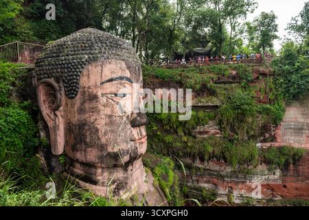 Leshan, Cina - 29 settembre 2018: L'antico Buddha gigante di Leshan, scolpito in arenaria sulle montagne, è una popolare escursione turistica da Chengdu. Foto Stock