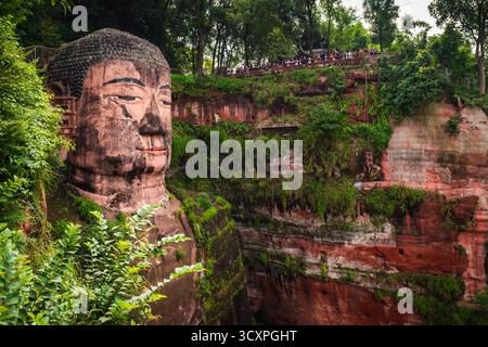 Leshan, Cina - 29 settembre 2018: L'antico Buddha gigante di Leshan, scolpito in arenaria sulle montagne, è una popolare escursione turistica da Chengdu. Foto Stock