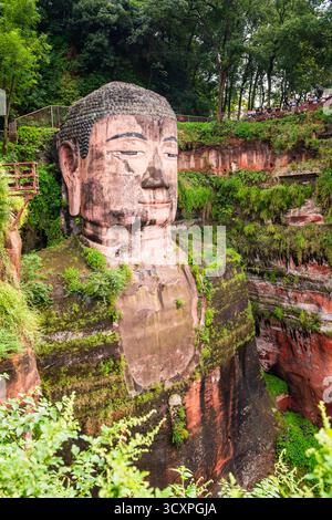 Leshan, Cina - 29 settembre 2018: L'antico Buddha gigante di Leshan, scolpito in arenaria sulle montagne, è una popolare escursione turistica da Chengdu. Foto Stock