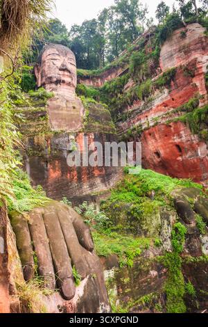 Leshan, Cina - 29 settembre 2018: L'antico Buddha gigante di Leshan, scolpito in arenaria sulle montagne, è una popolare escursione turistica da Chengdu. Foto Stock