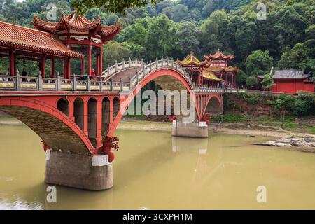 Leshan, Cina - 29 settembre 2018: Splendido ponte di Leshan nell'area panoramica del Monte Emei, patrimonio dell'umanità dell'UNESCO vicino a Chengdu, Cina. Foto Stock