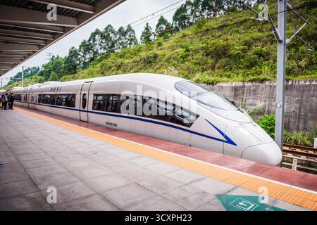 Leshan, Cina - 29 settembre 2018: Vista esterna del treno ad alta velocità che collega Leshan e Chengdu. Foto Stock