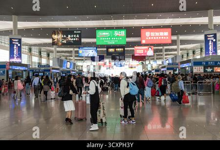 Chengdu, Cina - 29 settembre 2018: Vista interna della stazione ferroviaria di Chengdudong con passeggeri. Foto Stock