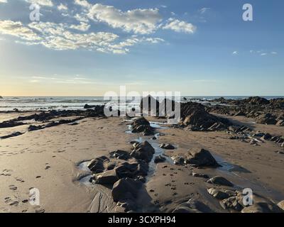Formazioni rocciose a Widemouth Bay Beach, Cornovaglia, Regno Unito Foto Stock