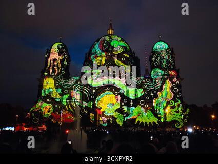 Berlino, Germania. 15 ottobre 2025. Spettacolo di illuminazione sulla facciata della cattedrale di Berlino (Berliner Dom) durante il Festival delle luci del 2025 a Berlino, Germania Foto Stock
