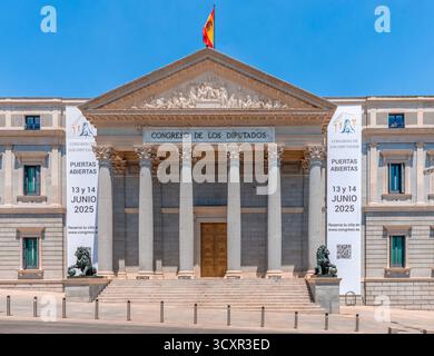 Il Palazzo delle Cortes (Palacio de las Cortes) che ospita il Congresso dei deputati (Congreso de los Diputades), a Madrid, Spagna. Foto Stock