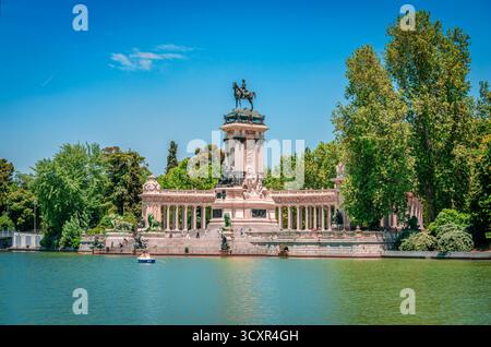 Il monumento al re Alfonso XII situato sul bordo orientale dell'Estanque del Retiro, a Madrid, Spagna. Foto Stock
