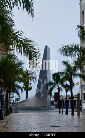 2012 bicentenario della scultura Constitución de 1812 Monumento Antorchas de Libertad in una rotatoria Plaza de Espana Cadice Andalusia Spagna Europa Foto Stock
