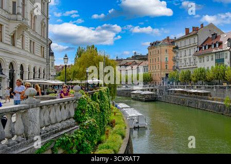Barche turistiche sul fiume Ljubljanica nel centro storico di Lubiana, Slovenia Foto Stock