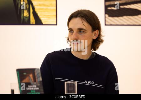 Francoforte, Germania. 15 ottobre 20025. Fiera del libro di Francoforte / Frankfurter Buchmesse 2025: Lo scrittore e drammaturgo tedesco Kaleb Erdmann, selezionato per il Premio del libro tedesco 2025, parla allo stand della fiera FAZ del suo romanzo Die Ausweichschule (Park x ullstein, Berlino, 2025). Crediti: Christian Lademann/LademannMedia/Alamy Live News Foto Stock