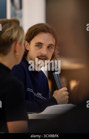 Francoforte, Germania. 15 ottobre 20025. Fiera del libro di Francoforte / Frankfurter Buchmesse 2025: Lo scrittore e drammaturgo tedesco Kaleb Erdmann, selezionato per il Premio del libro tedesco 2025, parla allo stand della fiera FAZ del suo romanzo Die Ausweichschule (Park x ullstein, Berlino, 2025). Crediti: Christian Lademann/LademannMedia/Alamy Live News Foto Stock