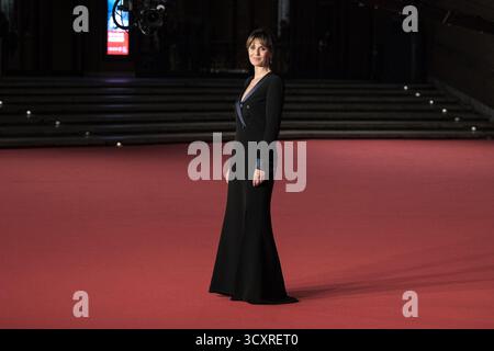 Roma, Italia. 15 ottobre 2025. 15 ottobre 2025 - Paola Cortellesi partecipa al Red carpet del film “la vita va così” durante la 20a Festa del Cinema di Roma presso l'Auditorium Parco della musica di Roma. (Foto di Elena Vizzoca/Pacific Press) credito: Pacific Press Media Production Corp./Alamy Live News Foto Stock