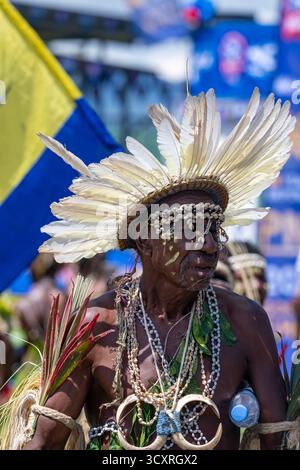 Ritratto di una tribù papuana che indossa un copricapo con piume bianche, Goroka Sing-Sing Festival 2025, Eastern Highlands, Papua nuova Guinea, PNG Foto Stock