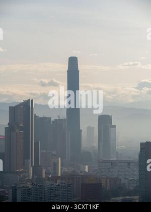 Kuala Lumpur, Malesia - 20 febbraio 2025 - Vista mattutina della Torre Exchange 106 con qualche nebbia mattutina e dintorni. Foto Stock