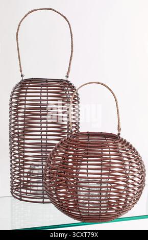 Lampade in tessuto di rattan, di forma cilindrica e vellutata sfondo naturale isolato con percorso di ritaglio Foto Stock