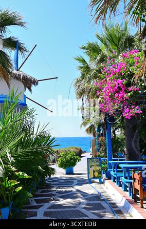 Zona pedonale e vista mare a Sissi a Creta, Grecia Foto Stock
