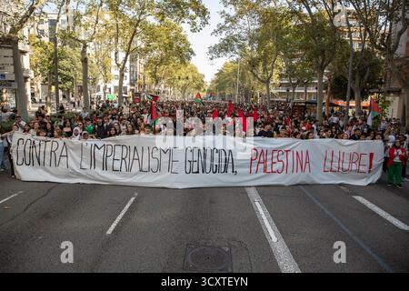 Barcellona, Spagna. 15 ottobre 2025. I manifestanti marciano per le strade. Migliaia di manifestanti sono scesi in piazza in uno sciopero generale a livello nazionale in solidarietà con la Palestina. Le dimostrazioni hanno portato a blocchi stradali, interruzioni dei trasporti pubblici e scontri tra manifestanti e polizia in diverse parti della città. Lo sciopero indetto dai gruppi e dai sindacati filo-palestinesi ha chiesto la fine del sostegno a Israele e una maggiore azione da parte della comunità internazionale. (Foto di Gianni Esposito/SOPA Images/Sipa USA) credito: SIPA USA/Alamy Live News Foto Stock