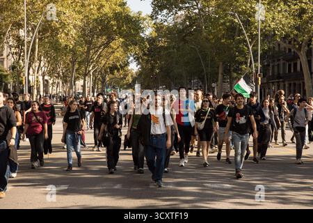 Barcellona, Spagna. 15 ottobre 2025. I manifestanti si riuniscono per la dimostrazione. Migliaia di manifestanti sono scesi in piazza in uno sciopero generale a livello nazionale in solidarietà con la Palestina. Le dimostrazioni hanno portato a blocchi stradali, interruzioni dei trasporti pubblici e scontri tra manifestanti e polizia in diverse parti della città. Lo sciopero indetto dai gruppi e dai sindacati filo-palestinesi ha chiesto la fine del sostegno a Israele e una maggiore azione da parte della comunità internazionale. (Foto di Gianni Esposito/SOPA Images/Sipa USA) credito: SIPA USA/Alamy Live News Foto Stock