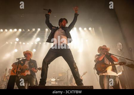 Sascha Vollmer (Hoss Power), Alec Voelkel (Boss Burns), cantante della band The BossHoss durante il loro Back to the Boots Tour 2025 al Capitol Hannover o Foto Stock