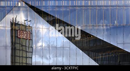 Cube Berlin, edificio per uffici a forma di cubo con facciata in vetro piegato che riflette l'ambiente circostante, dettaglio, Washingtonplatz, Berlino, Germania Foto Stock