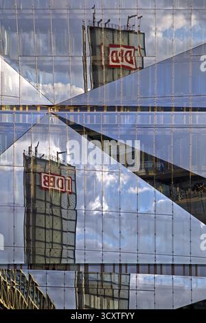Cube Berlin, edificio per uffici a forma di cubo con facciata in vetro piegato che riflette l'ambiente circostante, dettaglio, Washingtonplatz, Berlino, Germania Foto Stock