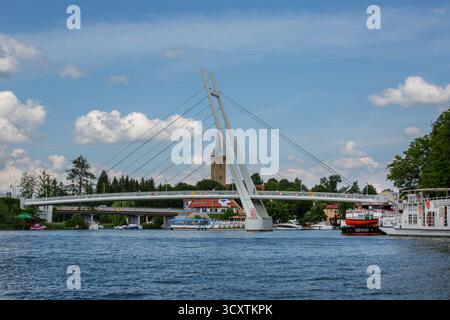 Mikolajki, Masurian Lake Land, Masuria, Polonia - 24 giugno 2020: Veduta dal lago Mikolajskie del ponte sospeso, porticciolo per yacht e barche sul mare Foto Stock
