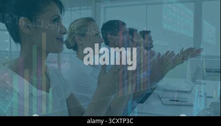 Applaudendo cinque professionisti dopo la presentazione in sala riunioni con computer portatili e grafici Foto Stock