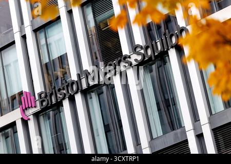 Monaco, Germania. 15 ottobre 2025. Il logo dell'azienda farmaceutica Bristol-Myers Squibb (BMS) è visibile sulla facciata della sede centrale dell'azienda a Monaco di Baviera il 15 ottobre 2025. L'azienda biofarmaceutica globale è impegnata nella ricerca, nello sviluppo e nella preparazione di farmaci innovativi per pazienti affetti da malattie gravi. (immagine simbolo, foto simbolo, illustrazione, foto simbolica, foto illustrativa, immagine a tema, immagine generale, foto a tema) credito: Matthias Balk/dpa/Alamy Live News Foto Stock