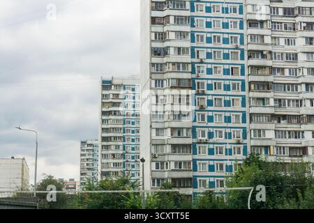 Tipico edificio sovietico degli appartamenti a pannelli nei sobborghi di Mosca. Foto di alta qualità Foto Stock