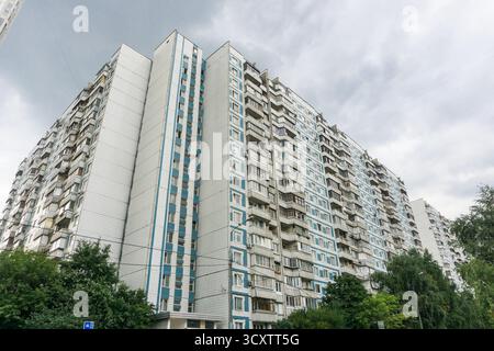 Tipico edificio sovietico degli appartamenti a pannelli nei sobborghi di Mosca. Foto di alta qualità Foto Stock