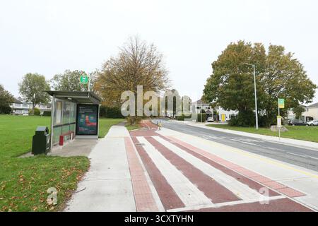 Dublino, Irlanda - 10 ottobre 2025 - Una fermata dell'autobus lungo Ballycullen Drive, Firhouse parte della nuova linea F1 Dublin Bus come parte del Bus collega, nella parte sud di Dublino Foto Stock