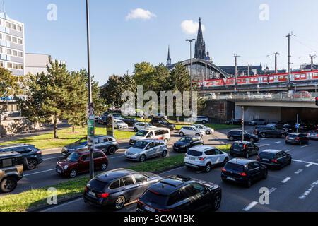 Traffico intenso allo svincolo Maximinen Street / Turiner Street vicino alla stazione centrale, sullo sfondo la cattedrale, Colonia, Germania. dichter Verkehr Foto Stock