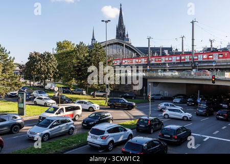 Traffico intenso allo svincolo Maximinen Street / Turiner Street vicino alla stazione centrale, sullo sfondo la cattedrale, Colonia, Germania. dichter Verkehr Foto Stock