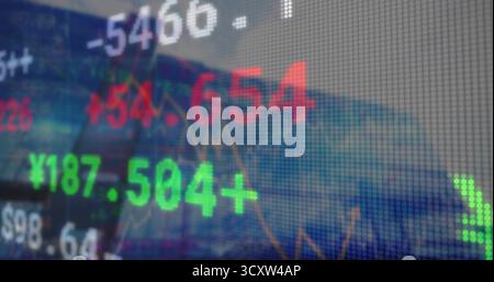 Visualizzazione di un'etichetta LED con cifre bianche, rosse e verdi con un grafico a linee gialle nel reparto commerciale Foto Stock