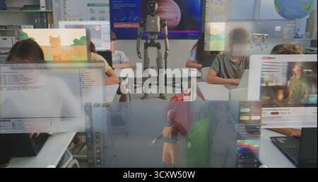 Robot osserva i bambini che imparano con la realtà aumentata. In aula futuristica, gli allievi creano modelli 3D, schermate Code Surround Holographic Augmented Reality (realtà aumentata olografica circondata da codice). Guida all'intelligenza artificiale concettuale. Foto Stock